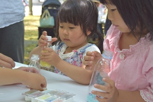 楽器を作る子どもの写真