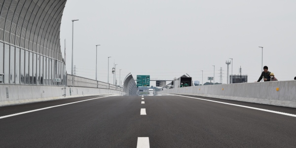 松戸市に向かって伸びる高速道路の写真