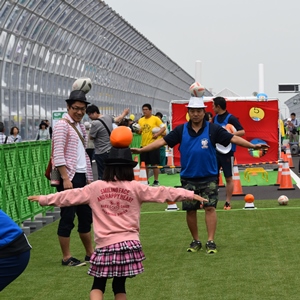 ハットラグビーを楽しむ子ども