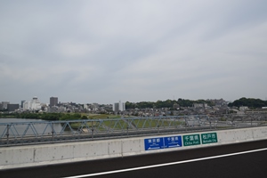 都県境の標識と松戸駅周辺の市街地