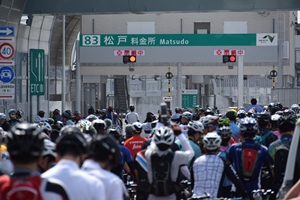 松戸インターに並ぶ自転車の列