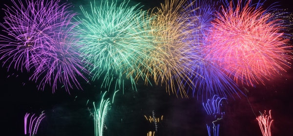 夜空に5色の花火が上がった写真