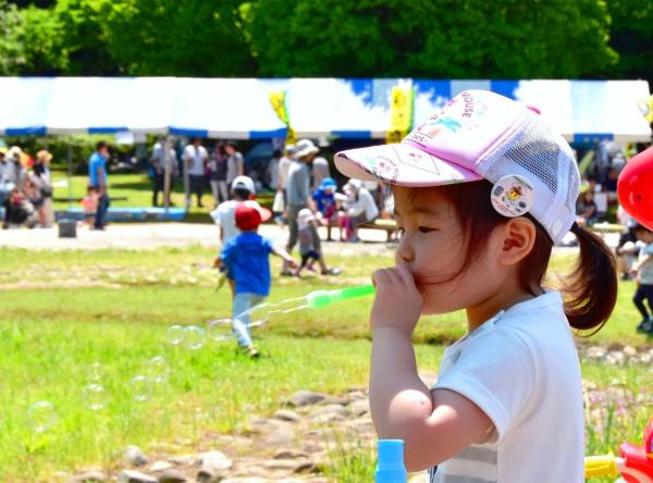 シャボン玉を吹く子ども