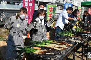 矢切ねぎを焼くみなさん