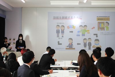 プロジェクターでの発表風景