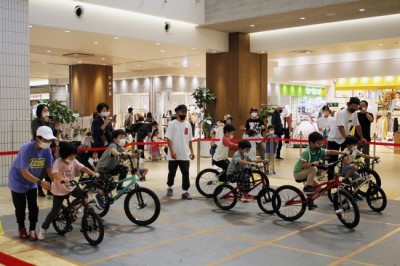 BMX体験会に参加する子どもたちの写真