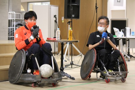 トークする羽賀さんと乗松さん