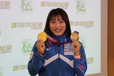 金メダルを持つ須崎選手