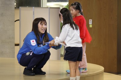 須崎選手と子どもたち