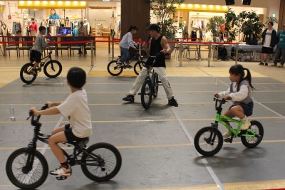 BMX体験会に参加する子どもたちの写真