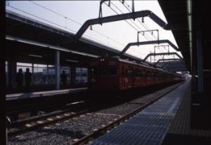 JR東松戸駅のホームと電車の写真