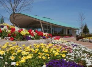 色とりどりの花とマグノリアハウスの写真