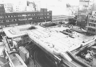 工事中の松戸駅西口デッキの外観写真
