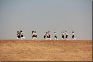 土手を走る学生