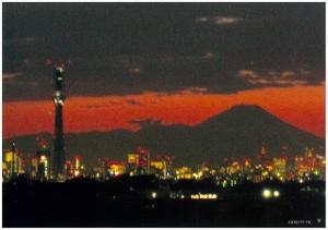 夕焼けの富士山とスカイツリーの写真