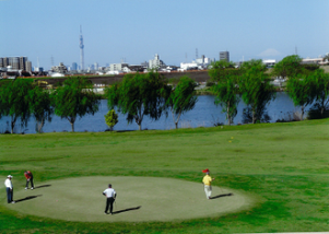 江戸川でゴルフを楽しむ人々の写真