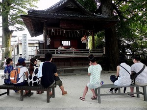 松戸神社「奉納演奏」をしている写真
