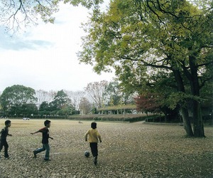 六実中央公園でサッカーをする少年たちの写真