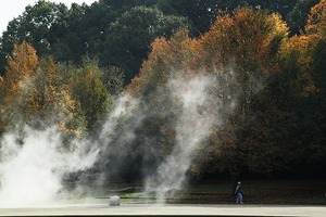 池から霧が出ている写真
