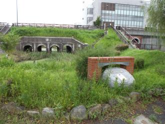 石碑と柳原水閘の写真