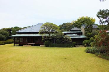 　国指定の県内3名勝の一つである旧徳川昭武庭園から観た戸定邸