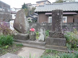 並ぶ大橋の庚申塔の写真