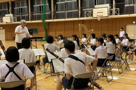 須藤先生の指導を受ける生徒たちの写真