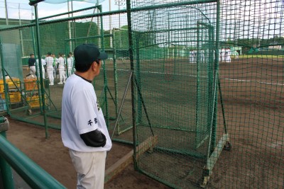 選手たちを見守る監督の後ろ姿