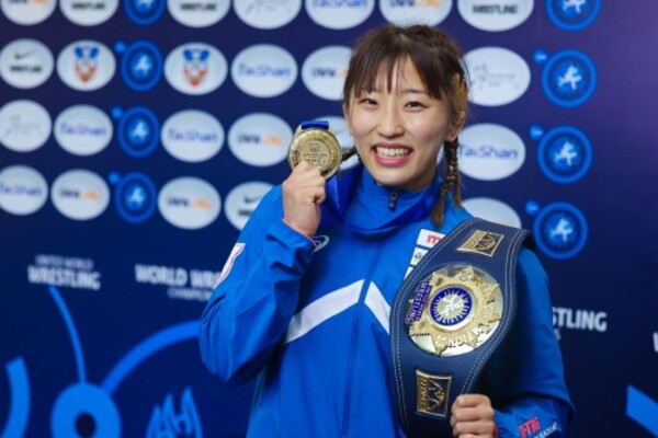 チャンピオンベルトとメダルを手にする須崎選手