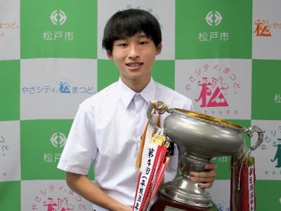 優勝カップを手に表敬訪問する田中さんの写真