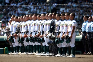 甲子園で校歌斉唱する選手たち