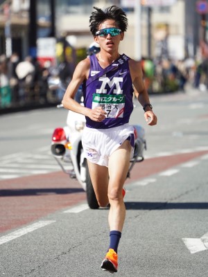 箱根駅伝で快走をみせる富田選手