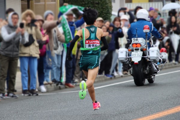 応援を受けながら走る佐藤さんの後ろ姿