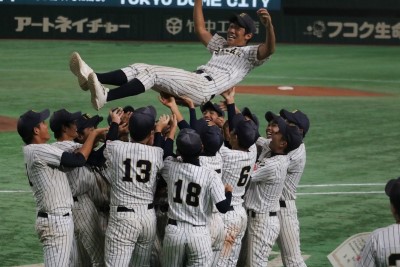 胴上げされる鈴木監督