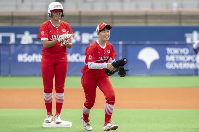 プロテクターを受け取る大川選手