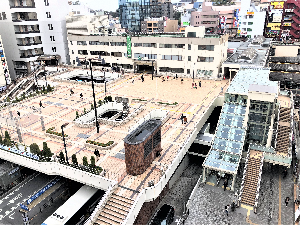 松戸駅西口のペディストリアンデッキの様子