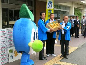 梨の寄付に伴う松戸市観光梨園組合の市長訪問　寄付