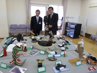 展示物見学をしている市長の写真