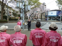 市長が街頭活動の激励をしている写真