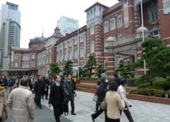 赤レンガの東京駅前を行きかう人々の写真.