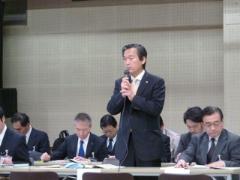 タウンミーティングで発言をしている市長の写真