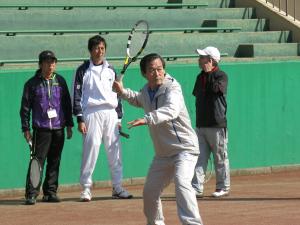 テニスをしている市長の写真