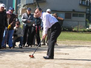 市長がゴルフをしている写真