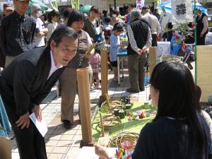 参加者と話す市長の写真