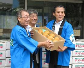 松戸市観光梨園組合連合会より梨100箱の寄附セレモニー2