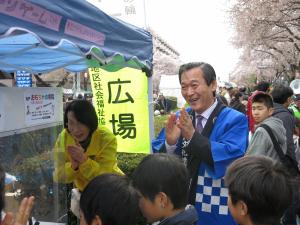 六実桜まつりを楽しむ子どもたちと市長の写真
