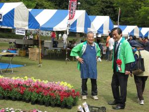 花を鑑賞する写真