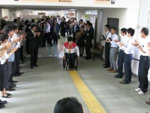 市役所連絡通路の歓迎の様子