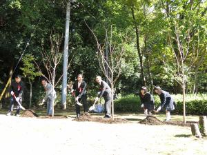 松戸モリヒロフェスタのオープニングセレモニーで市長が記念植樹を行っている様子