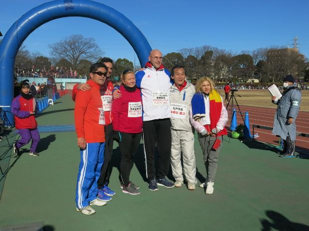 第63回松戸市七草マラソン大会市長とルーマニア大使等との記念撮影の様子